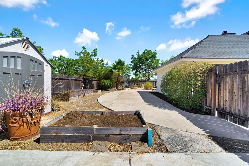 Image 39 of property listing at 16936 Karen Road, Madera, CA 93636