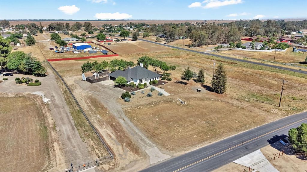 Image 41 of property listing at 16936 Karen Road, Madera, CA 93636