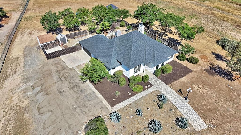 Image 45 of property listing at 16936 Karen Road, Madera, CA 93636