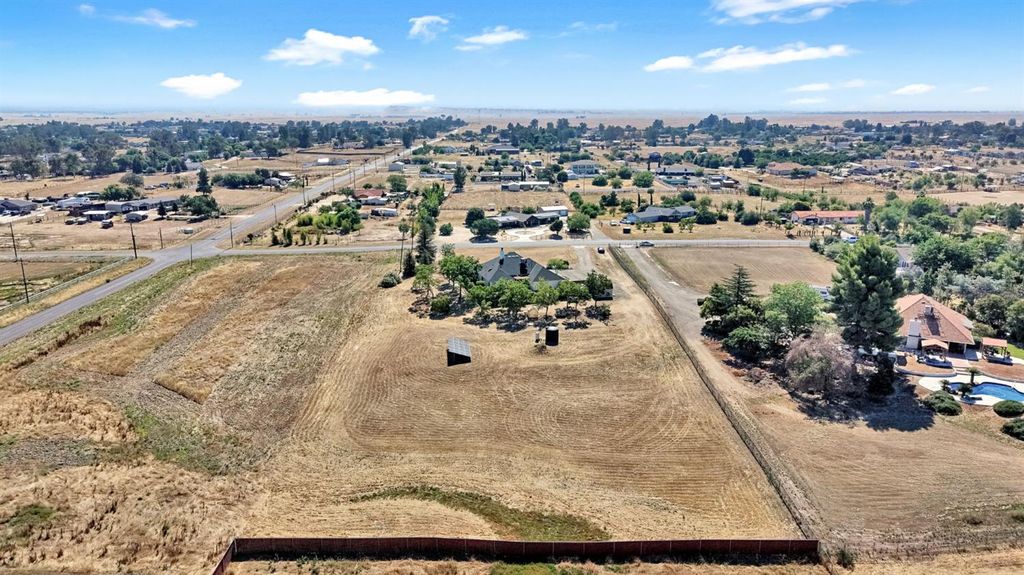 Image 51 of property listing at 16936 Karen Road, Madera, CA 93636