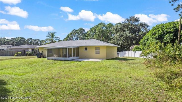 1421 Grand Court NW, Palm Bay, FL 32907
