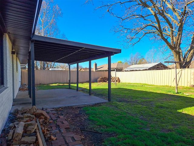 745 Wood Hollow Lane, Moore, OK 73160