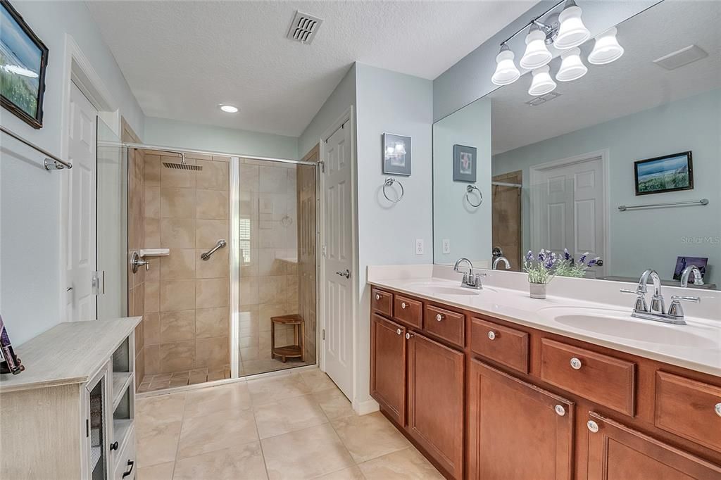 Image 19 of property listing at 11959 FIORE DRIVE, Orlando, FL 32827