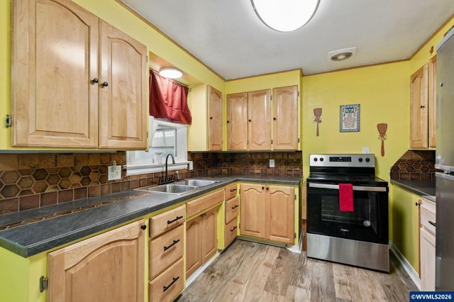 1915 23rd St NE, Salem, OR 97301