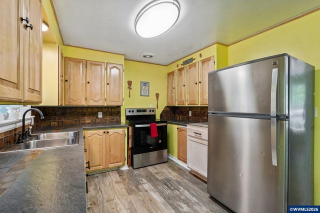 1915 23rd St NE, Salem, OR 97301