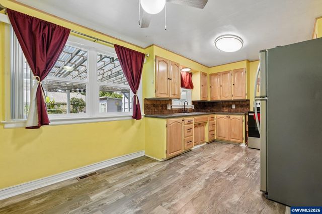 1915 23rd St NE, Salem, OR 97301