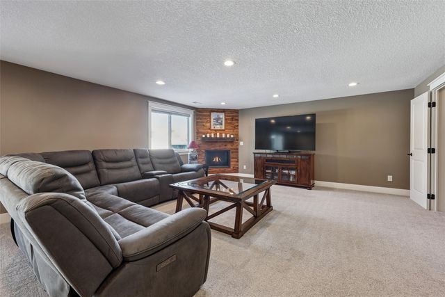 5020 NE Ledgestone Court, Ankeny, IA 50021