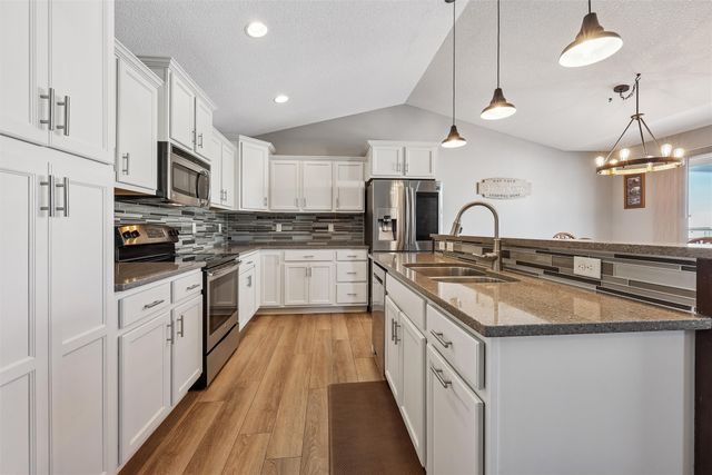 5020 NE Ledgestone Court, Ankeny, IA 50021