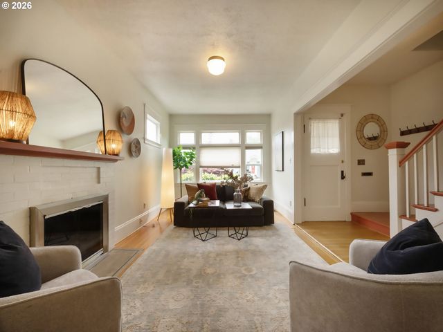 4022 Se CARUTHERS St, Portland, OR 97214