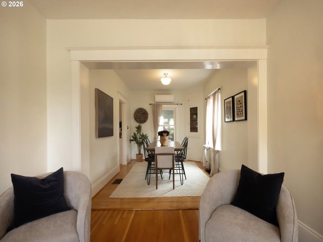 4022 Se CARUTHERS St, Portland, OR 97214