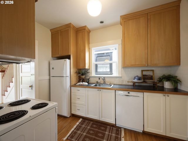 4022 Se CARUTHERS St, Portland, OR 97214