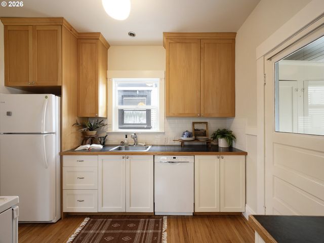 4022 Se CARUTHERS St, Portland, OR 97214