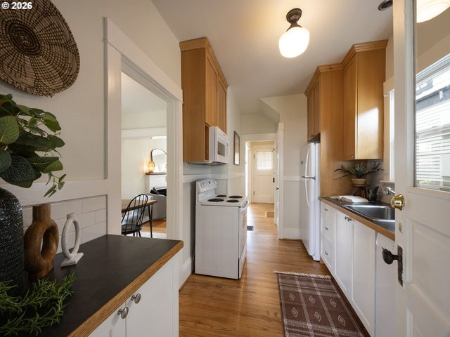 4022 Se CARUTHERS St, Portland, OR 97214
