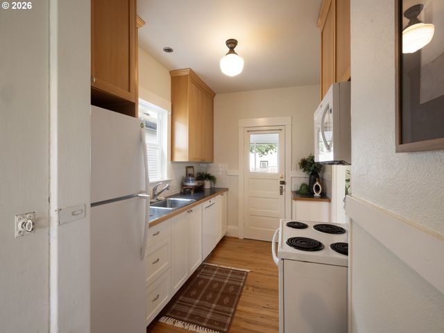 4022 Se CARUTHERS St, Portland, OR 97214