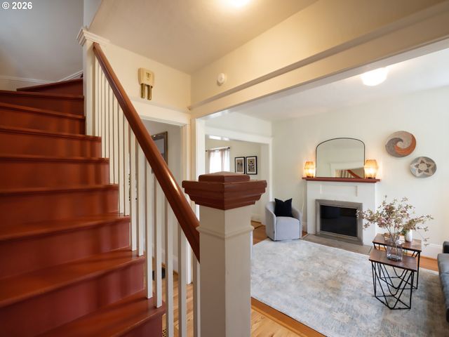 4022 Se CARUTHERS St, Portland, OR 97214