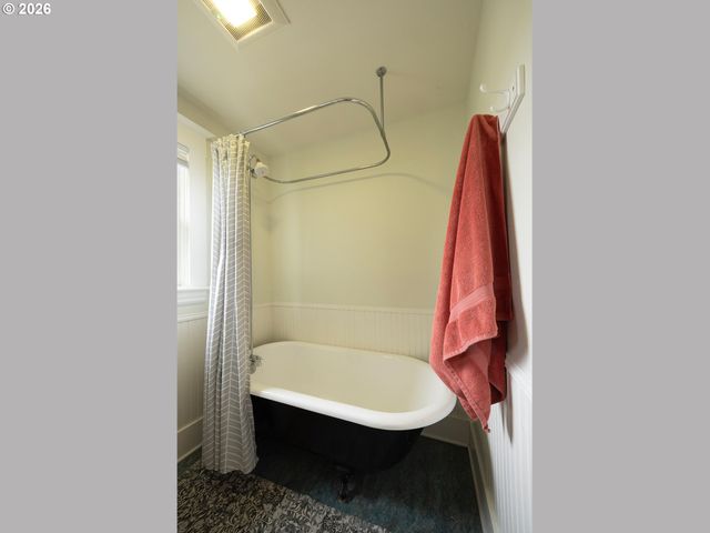 4022 Se CARUTHERS St, Portland, OR 97214