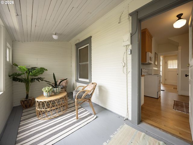 4022 Se CARUTHERS St, Portland, OR 97214