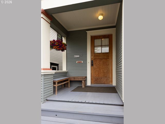4022 Se CARUTHERS St, Portland, OR 97214