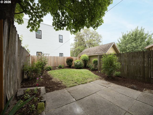 4022 Se CARUTHERS St, Portland, OR 97214