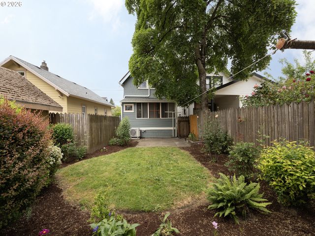 4022 Se CARUTHERS St, Portland, OR 97214
