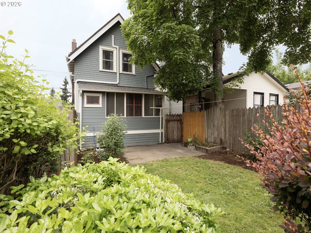 4022 Se CARUTHERS St, Portland, OR 97214