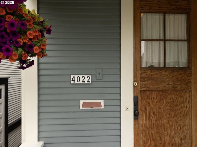 4022 Se CARUTHERS St, Portland, OR 97214