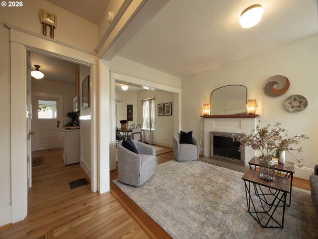4022 Se CARUTHERS St, Portland, OR 97214