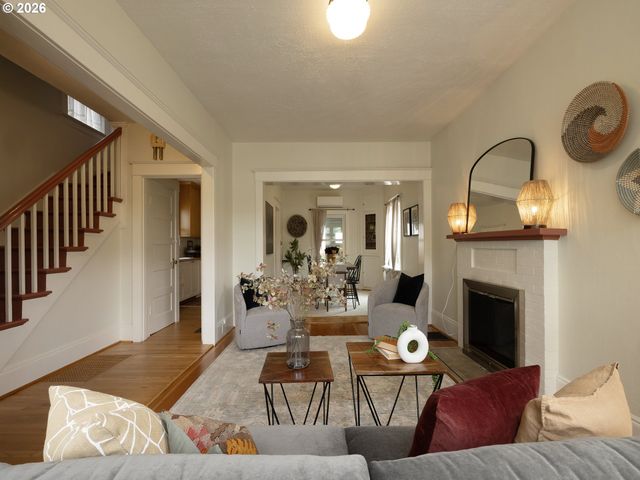 4022 Se CARUTHERS St, Portland, OR 97214