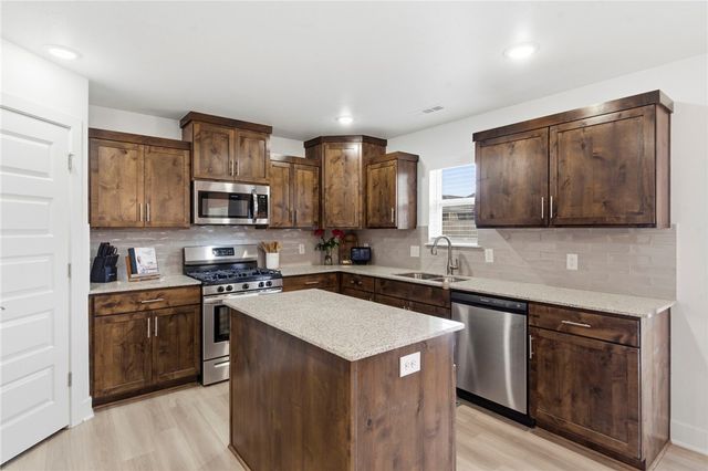 651 Brandon Michael Street, Prairie Grove, AR 72753