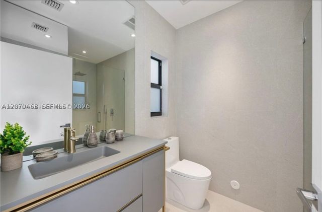 900 W 47th Ct, Miami Beach, FL 33140