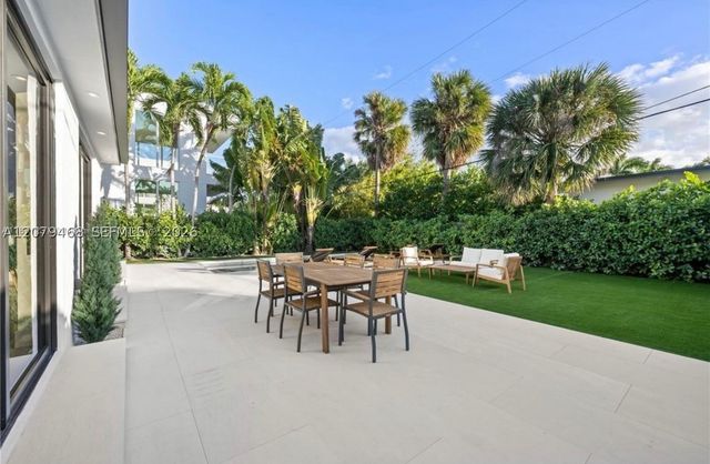 900 W 47th Ct, Miami Beach, FL 33140