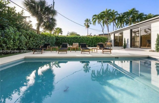 900 W 47th Ct, Miami Beach, FL 33140