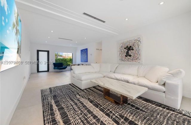 900 W 47th Ct, Miami Beach, FL 33140