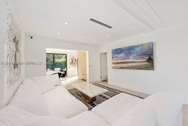 900 W 47th Ct, Miami Beach, FL 33140
