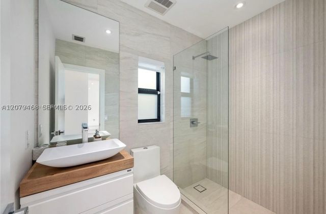 900 W 47th Ct, Miami Beach, FL 33140