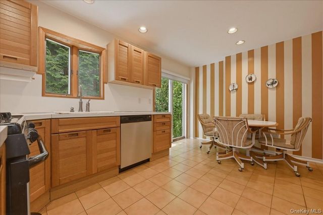 2 Crabtree Lane, Roslyn, NY 11576