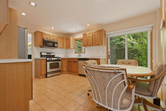 2 Crabtree Lane, Roslyn, NY 11576