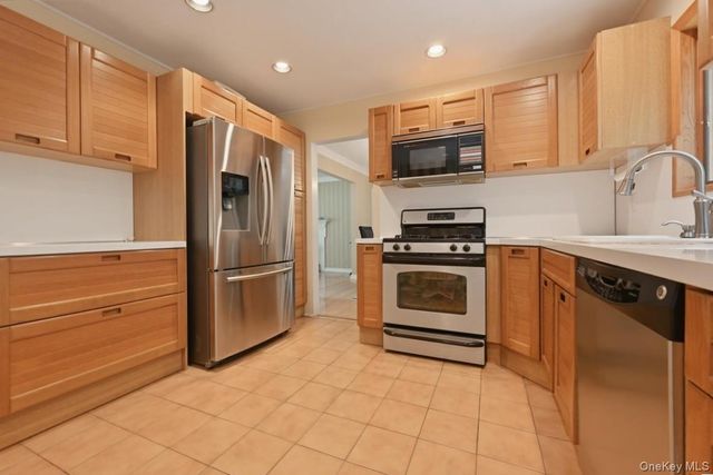 2 Crabtree Lane, Roslyn, NY 11576