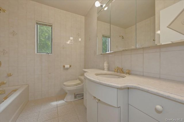 2 Crabtree Lane, Roslyn, NY 11576
