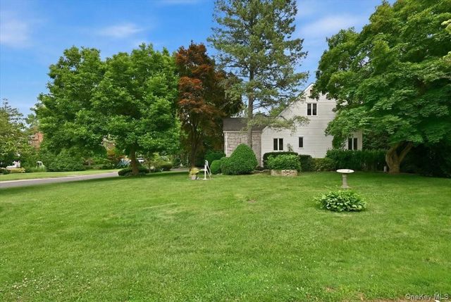 2 Crabtree Lane, Roslyn, NY 11576