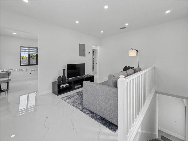 2490 SW 17th St, Miami, FL 33145