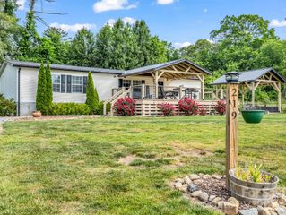 219 Jackson Loop Road, Flat Rock, NC 28731
