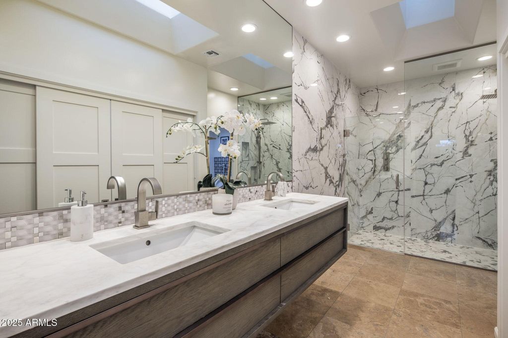 Image 12 of property listing at 8401 N 84TH Place, Scottsdale, AZ 85258