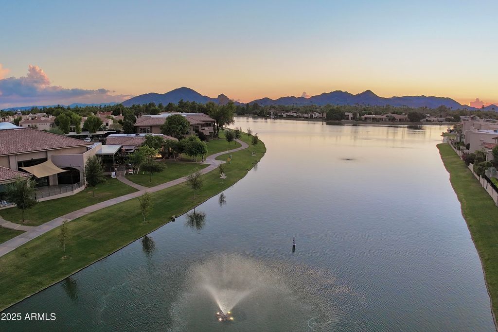 Image 2 of property listing at 8401 N 84TH Place, Scottsdale, AZ 85258