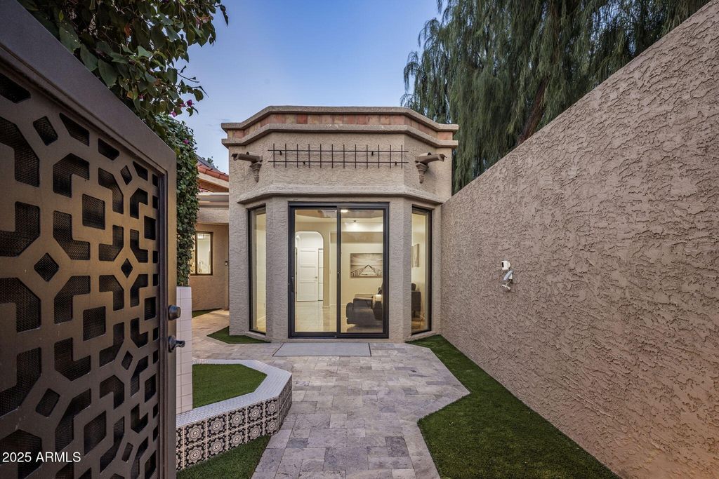 Image 7 of property listing at 8401 N 84TH Place, Scottsdale, AZ 85258