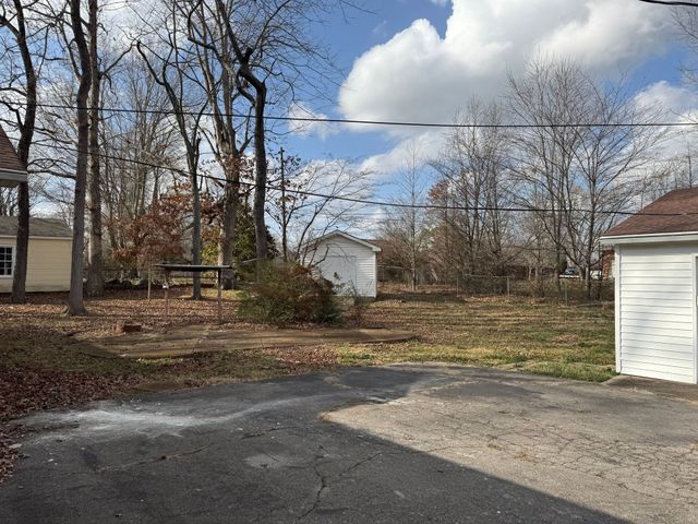 2153 N Meadow Dr, Clarksville, TN 37043