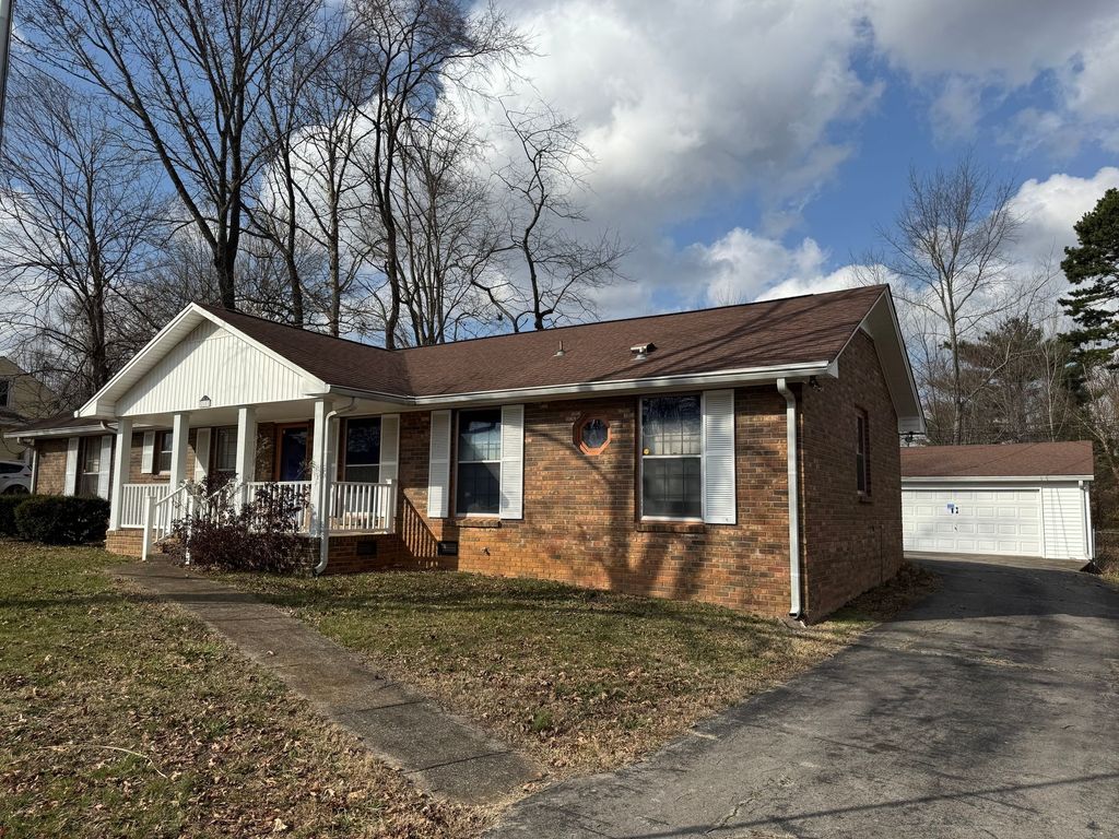 2153 N Meadow Dr, Clarksville, TN 37043