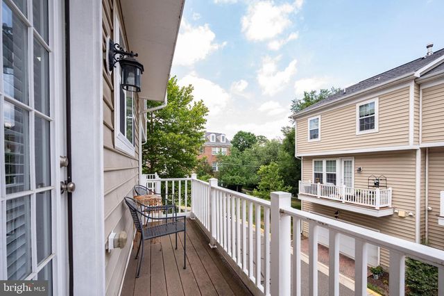 2046 BLUNT LN, Alexandria, VA 22303