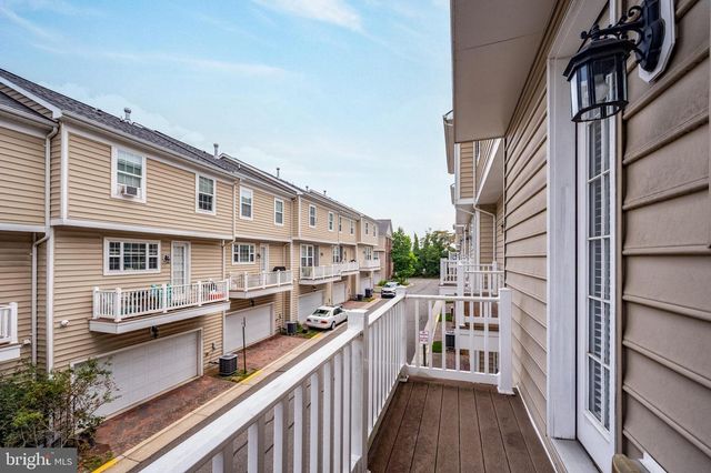 2046 BLUNT LN, Alexandria, VA 22303