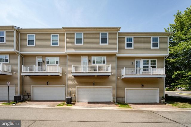 2046 BLUNT LN, Alexandria, VA 22303